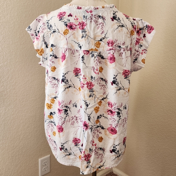 Woven floral flutter sleeve peasant top. Medium - Picture 7 of 12
